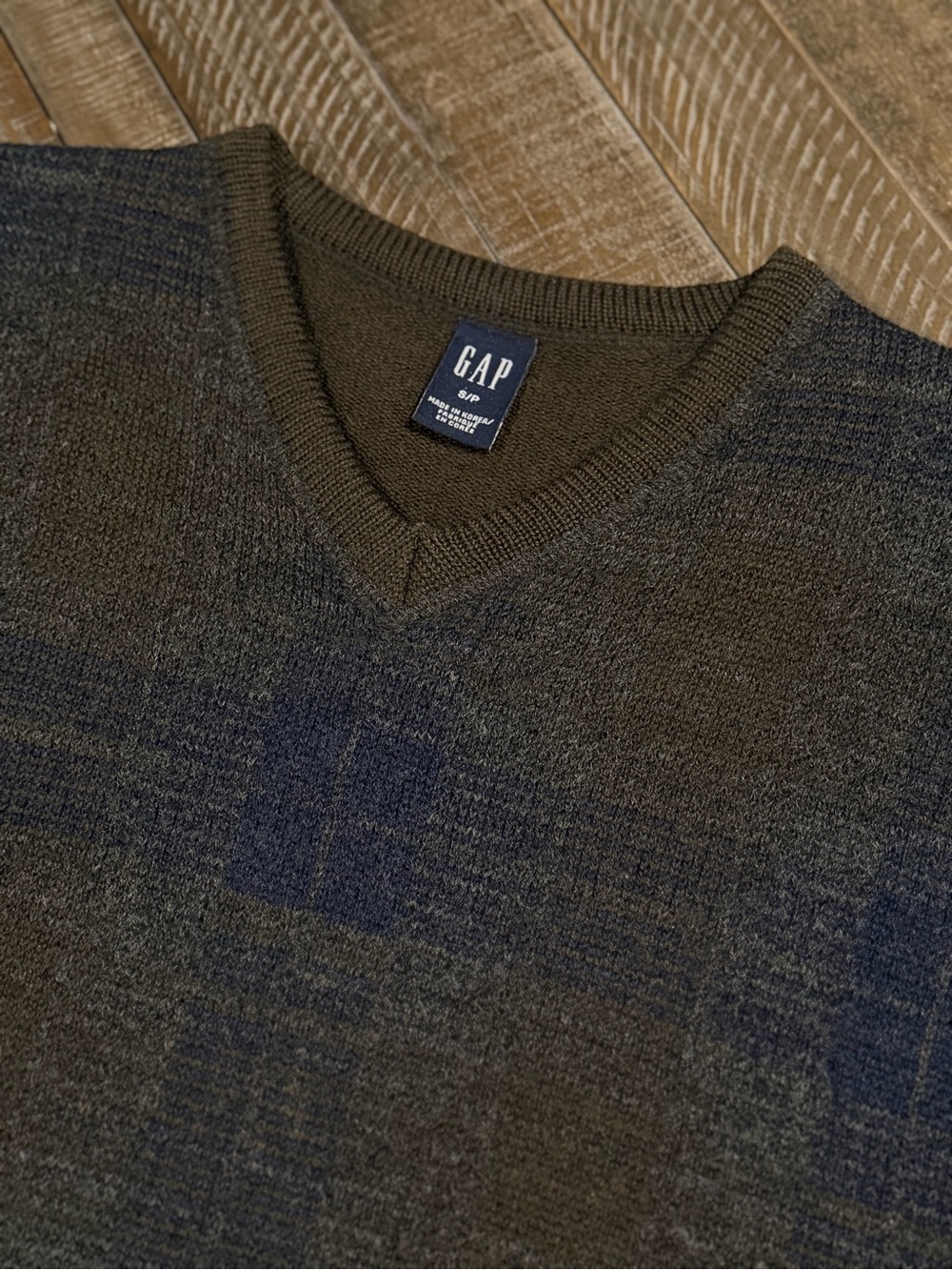 GAP Men's V-Neck Sweater in Olive Green and Navy Plaid